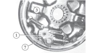 When fitting the 1636 G wheel brake, the riveted pivot bolt (5) of the automatic reverse lever is replaced with the standard pivot bolt (6).