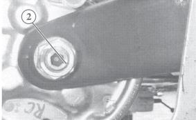 If corroded, clean up the threaded pin and end face Establish the position of the notch on the stub axle Where the stub axle is secured with a collar nut: The notch (2) is located on the swinging arm