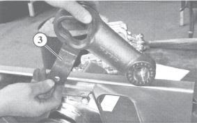 Press the half-shells of the damper mounting (1) together.