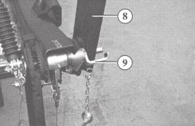 (5) The handbrake lever securing bracket (6) must be inserted into the slot (7) in the towbar.