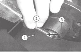 off the collar nut (1) 30 degrees and lock using the special tool (2) (à see