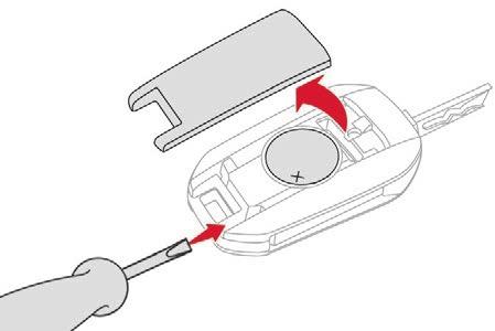 Access F Insert the key in the door lock. F Turn the key towards the front of the vehicle to unlock it, or towards the rear to lock it.