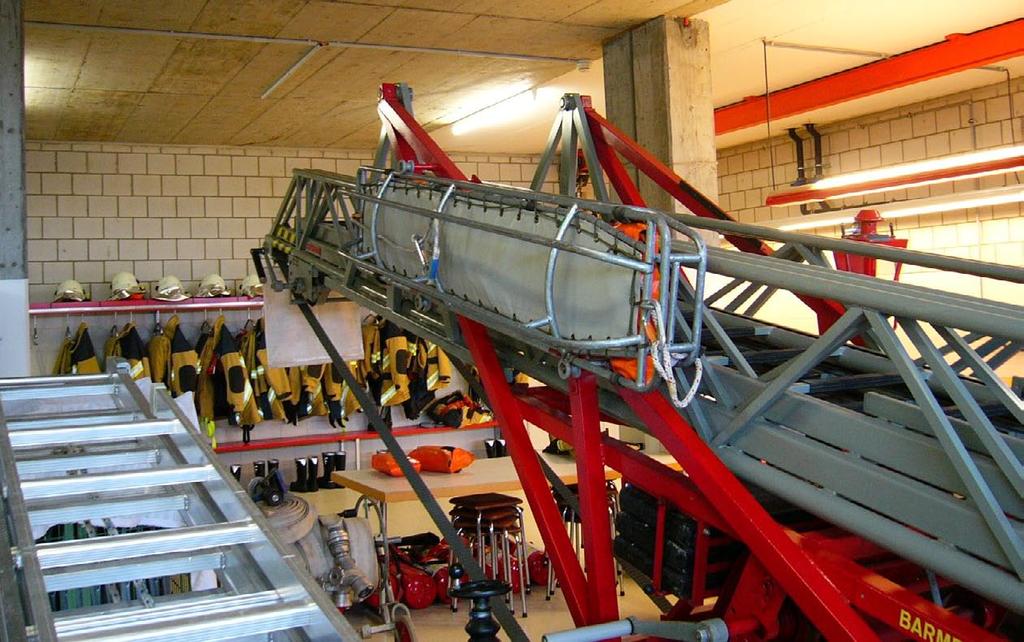 Tuletõrjedepoo Barmelweidi kliinikus Šveitsis. Tuletõrjeautot ei ole, küll aga igasugust varustust kärudel suruõhuhingamisaparaatidest redeliteni 9.