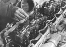 Valve Adjustment Prior to adjusting the engine brake, the intake and exhaust valves must be adjusted following the procedures recommend in the Mack Service Manual. Figure 3-4 4.