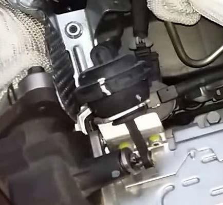 7. Set the EGR Manifold to exhaust. 8. Open the EGR Cleaning Tool air valve. Adjust the regulator to maintain the initial pressure, and then open the EGR Cleaning Tool fluid valve.