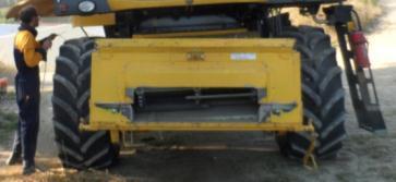 TRACTION Two traction systems are available: Hydrostatic drive STD: Hydrostatic drive MUD: used in Rice and other severe muddy conditions The traction