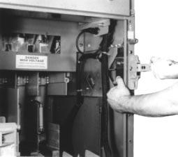 Class 8198 ISO-FLEX Medium Voltage Controller Bulletin No. 50006-376-01 Checking the Interlocks August, 1995 2. Manually close the contactor.