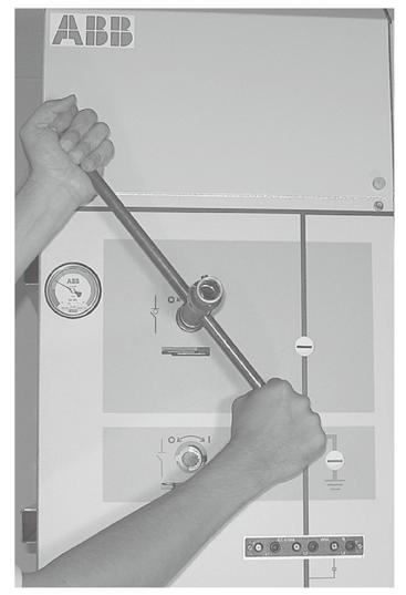 If the earthing switch is open, enter the handle with its pin on the left side.