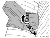 CAUTION After inserting the tab, make sure the tab and buckle are locked and that the lap belt is not twisted. Do not insert coins, clips, etc.