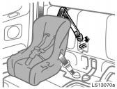 CAUTION When returning the seatback to its original position, make sure the seatback is securely locked by pushing forward and rearward on the top of the seatback.