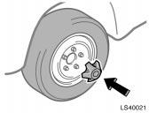 Reinstalling wheel ornament (type A only) LS40021 11.Reinstall the wheel ornament. Put the wheel ornament into position and then tap it firmly with the side or heel of your hand to snap it into place.