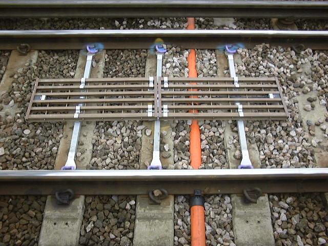 2.3.3 Trackside sub-system equipment 2.3.3.1 The track-mounted TPWS equipment consists of pairs of track-mounted
