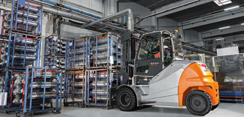 thanks to the excellent view, everything in the warehouse remains intact, even at the highest turnover rates the driver s cab is set to one side, giving a free view to the left past the load.