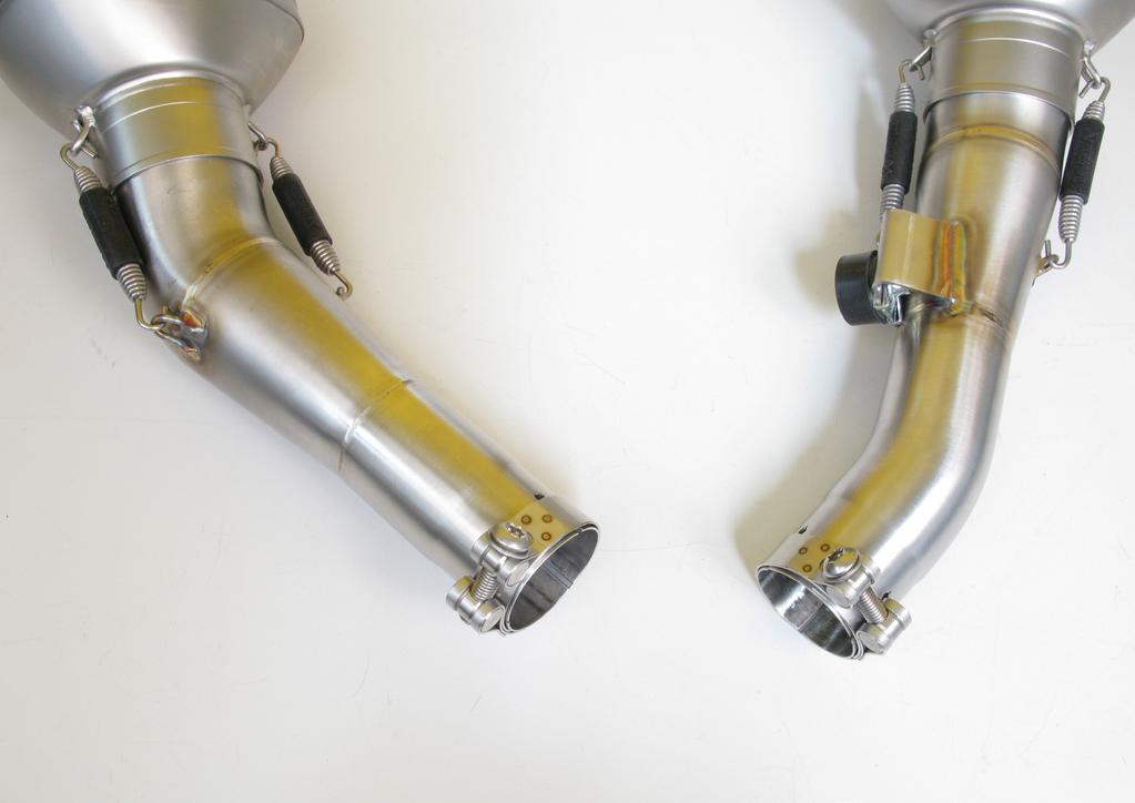 www.akrapovic.com 2. Correctly assemble mufflers with link pipes, attach the springs, correctly orient the clamps and slide them onto the link pipes inlets, as shown (F 05).