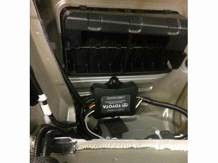 (w) Locate the rear air baffle in the rear cargo area on driver s side wall. Use a VDC approved cleaner to clean an area below the baffle for mounting the trailer tow module (Fig. 4-16).