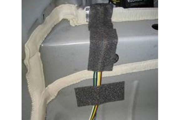 (cc) Pull back the carpet in the rear area. Route the 4P wire harness and green RH tail lamp wire as shown in Fig. 4-18.