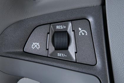 Setting Cruise Control 1. Press the On/Off button. 2. When traveling at the desired speed, rotate the SET/ switch down to set the speed.