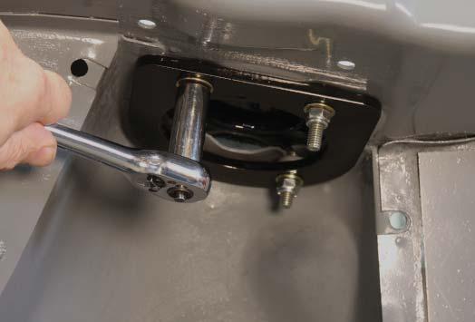 Insert the button head bolts and fl at washers through the mount plate and