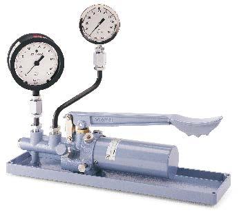 A Fast Convenient Comparator Model 1327D Pressure Gauge Comparator Many calibration applications require only a quick comparison to a master gauge, without the need for a primary deadweight standard.