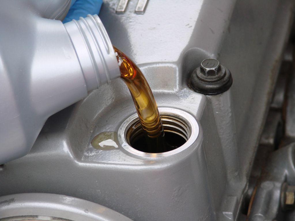 using high quality engine oil to lubricate the engine well, change the oil frequently so that the oil and oil additives are fresh.
