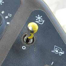 On all 9x00 and 9x10 John Deere combines, the manual raise switch should ALWAYS override/ shutoff auto height control.