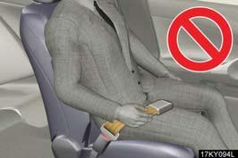 CAUTION n SRS airbag precautions l If the seat belt extender has been connected to the driver's seat belt buckle but the seat belt extender has not also been fastened to the latch plate of the
