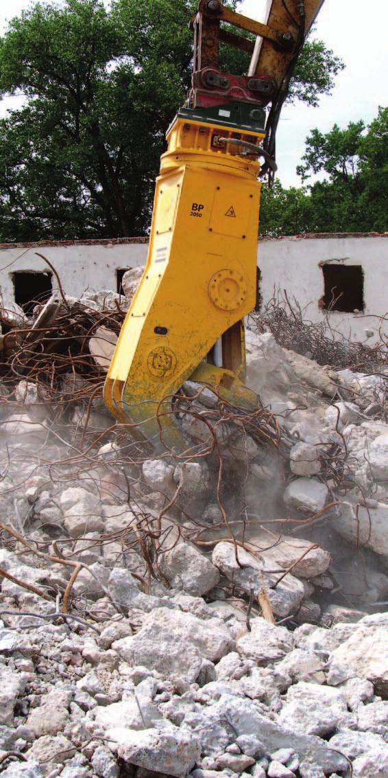BulK PulVERiZERS Design follows function Thanks to their angled shape, the Bulk Pulverizers are ideal for secondary demolition and additional reduction of reinforced concrete elements: the broad jaw