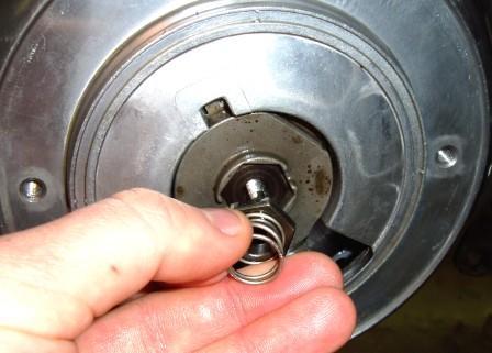 37. Lock the Rekluse Throw-out position by installing the Locking Plate and Spring.