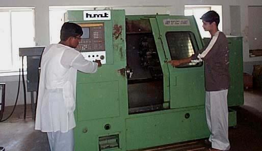 HMT STC-15 Turning Center Max swing dia. over bed : 350 mm Max turning dia.
