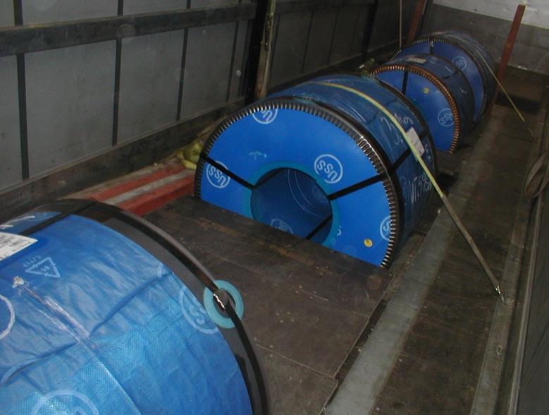 7 COILS LOADED IN A COIL-WELL WITH WINDING AXIS PARALEL TO LONGITUDINAL VEHICLE AXIS UP TO 20 TONNES 7.1 LOADING AND CARGO SECURING Coils are loaded by a crane into a coil-well.