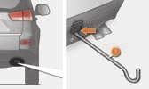 On the rear bumper, remove the cover by pulling at the bottom using the jack handle 2. Place the gear lever in neutral.