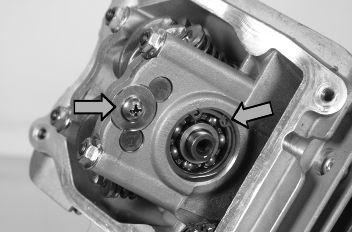 IF A BEARING SEPARATES FROM THE CAMSHAFT, IT IS ESSENTIAL TO FIT A NEW BEARING. - Screw up the limit screw of the rocking lever pins and tighten it to the prescribed torque.
