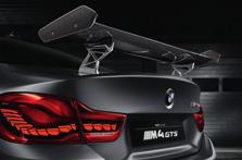 Featuring sculpted aluminium support arms and adjustable for the race track or road, the CFRP spoiler showcases the race car DNA of the new BMW M4 GTS.