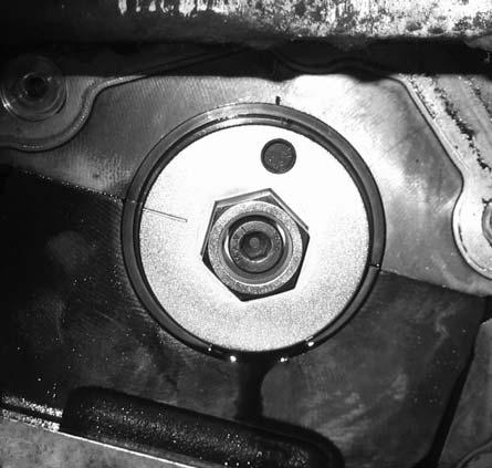 19 Position AST5034 Camshaft Gear Clamp onto the camshaft gear and tighten the four bolts to 40 Nm. NOTE: Ensure that the clamp plate fits fully on to the surface of the cylinder head with no gap.