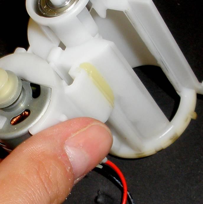 Example of clearance-reducing glue Motor