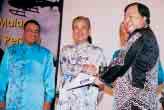 JUNE 25 June 2004 Executive Director, Motor Group, YBhg Datuk Choo Keng Kit presented a cheque of RM20,000 to Tabung Amanah Perwira dan