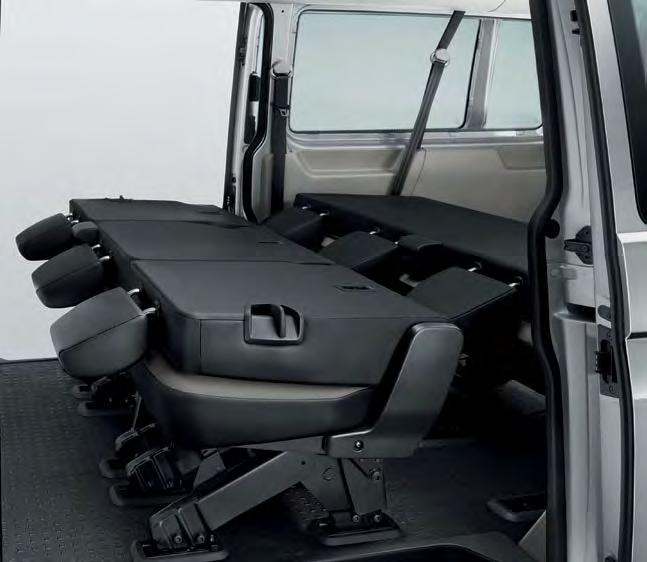 The Easy Entry function on the outside seats in the second row provides especially comfortable access to the third row of seats.