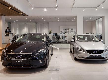 It was important for ELA to gain the right contrast as vertical illuminations had to stand out from the street view, allowing the showroom to serve as additional marketing for the Volvo brand.