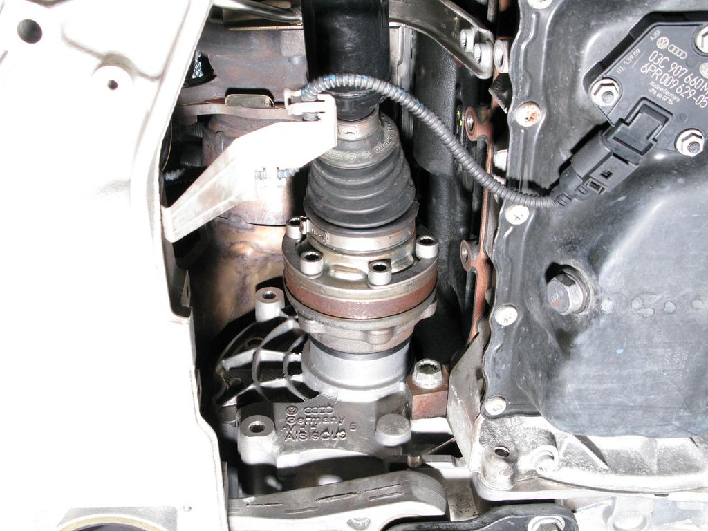 www.akrapovic.com 4. Unscrew the six output shaft s bolts and remove the shaft out of the way (Figure 4, 5).