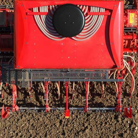 Their adjustable low stop and 35 kg of pressure per seeding unit are the guarantee of optimal seeding depth at all times and on all rows,