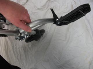 Removing the footrest from the wheelchair Stand in front of the wheelchair; Pull the control lever upwards, see picture 3.