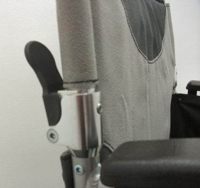 5.9 Use of the folding backrest The folding backrest To lower the height of the wheelchair for transporting you can fold down the backrest in the following way: Stand behind the wheelchair; Squeeze