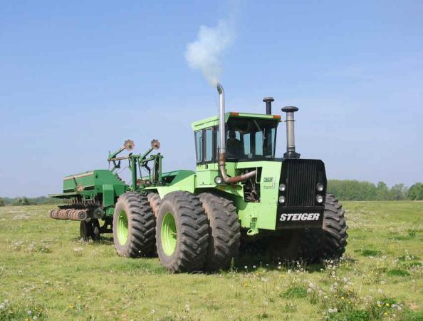 The Series I tractors continued using Steiger green on the frame and red on the grill and wheels. All of the tractors used Caterpillar engines and they were left in standard CAT yellow.