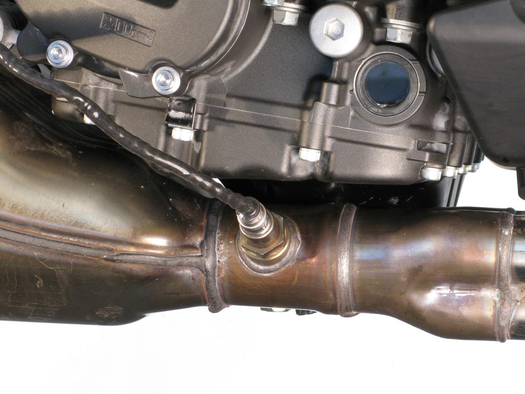 Unscrew the marked muffler s bolts, lambda sensor, headers flange nuts and carefully remove the stock