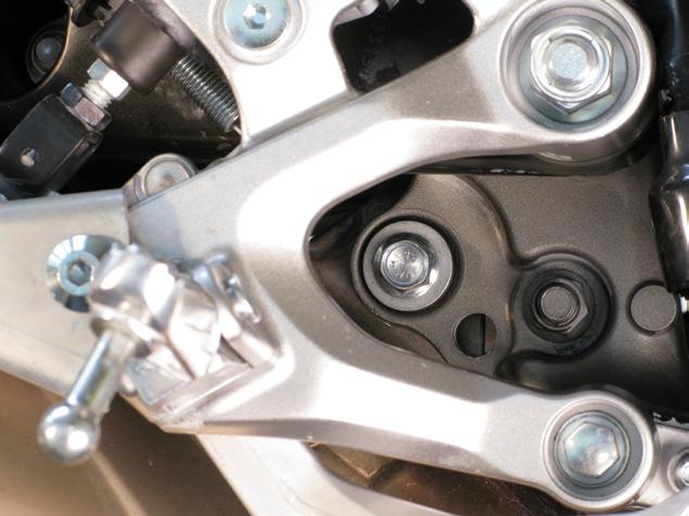 Install the Akrapovič headers and hand tighten the flanges onto the cylinder head (using