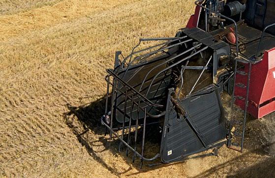 The convertible roof of the bunker, if necessary, allows increasing its volume from 4.5 to 6 m 3 or decrease vertical dimensions of the combine harvester.