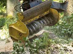 The aggressive shape of the cutter bits chops up the wood into mulch. It then closes as soon as the material lands on the floor, so that the material can be chopped up further.