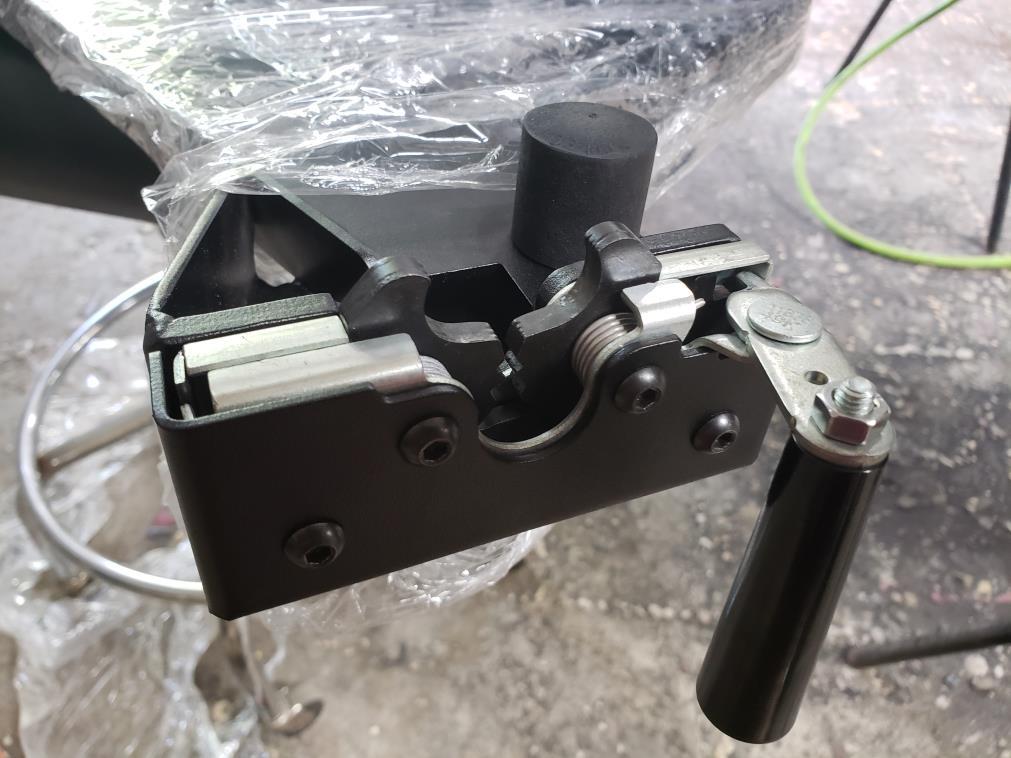 Install the slam latch, cover, handle, and rubber stop as shown. Use the black 1/4-20 x 1.