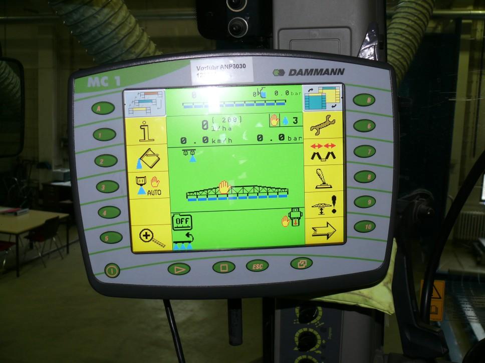The sprayer is equipped with a job calculator and a Müller "COMFORT-Terminal" to control the remote controlled/automatic functions and to regulate the application rate.