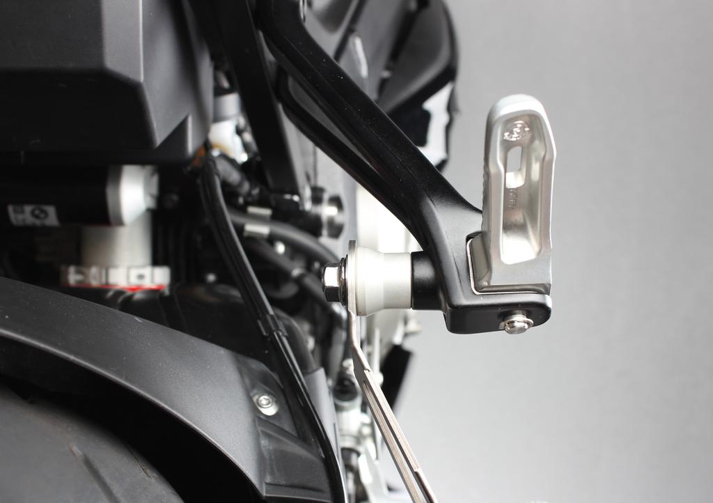 7. For optional passenger s foot rests only: Align the muffler in respect to the motorcycle and tighten the